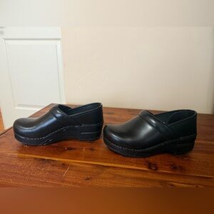 Dansko size 36 (6) black clogs